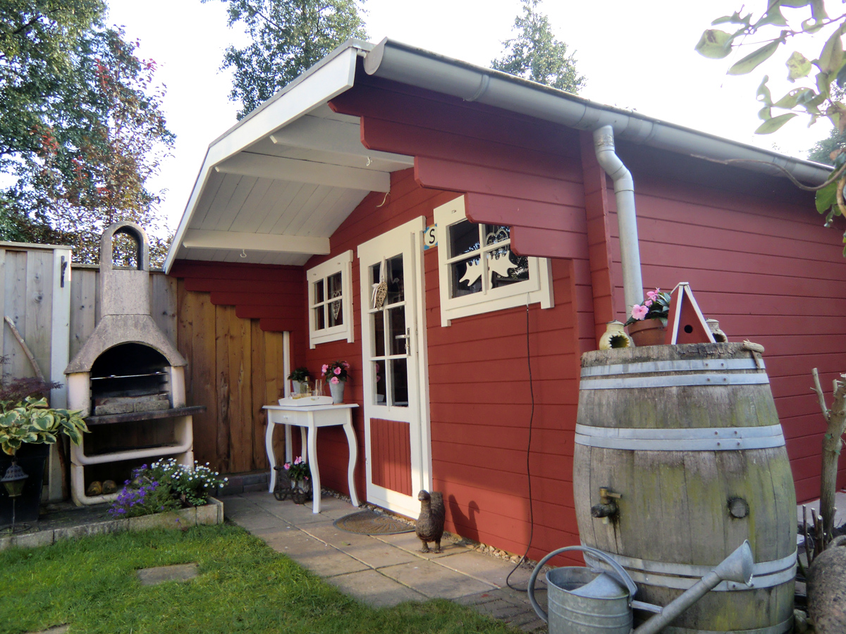 paint a log cabin Swedish red