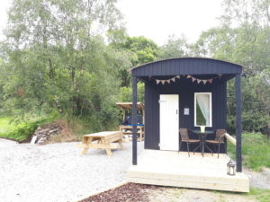 deep black tiny house caravan vasa svart