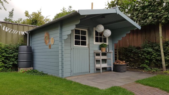 paint garden house or outdoor shed in Swedish blue