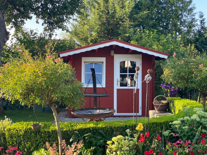 garden house in swedish red wood paint