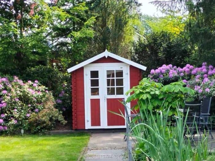 shed painted in traditional Swedish colours