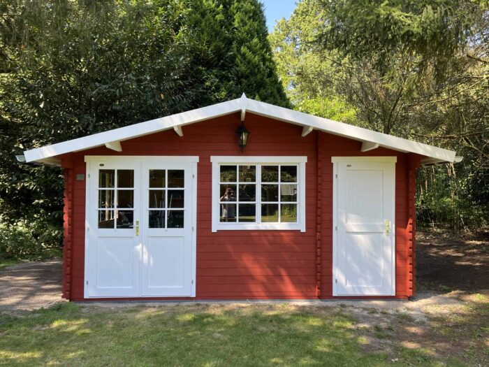 garden shed in swedish red falu rod