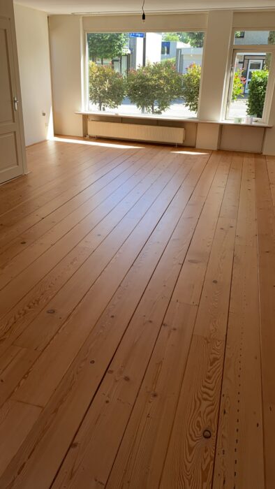 wooden floor varnishing